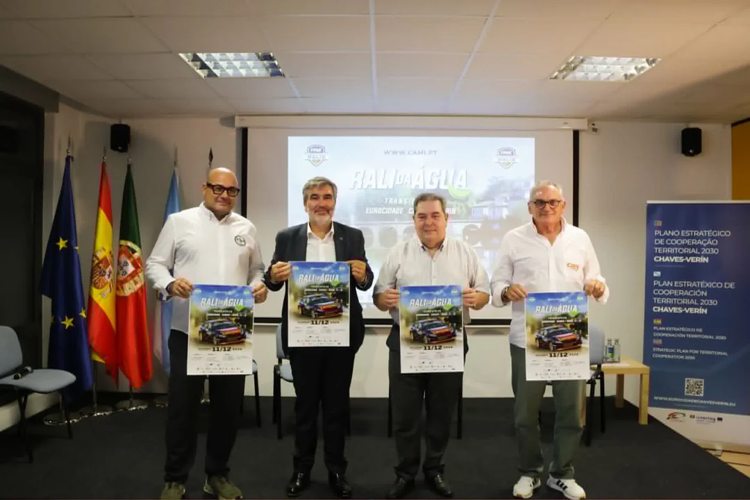 Nuno Vaz, Gerardo Seoane, Jorge Castanheira e Jano Fraga sosteñen o cartel do Rally da Auga Transibérico 2026 na sede da Eurocidade en Feces de Abaixo.