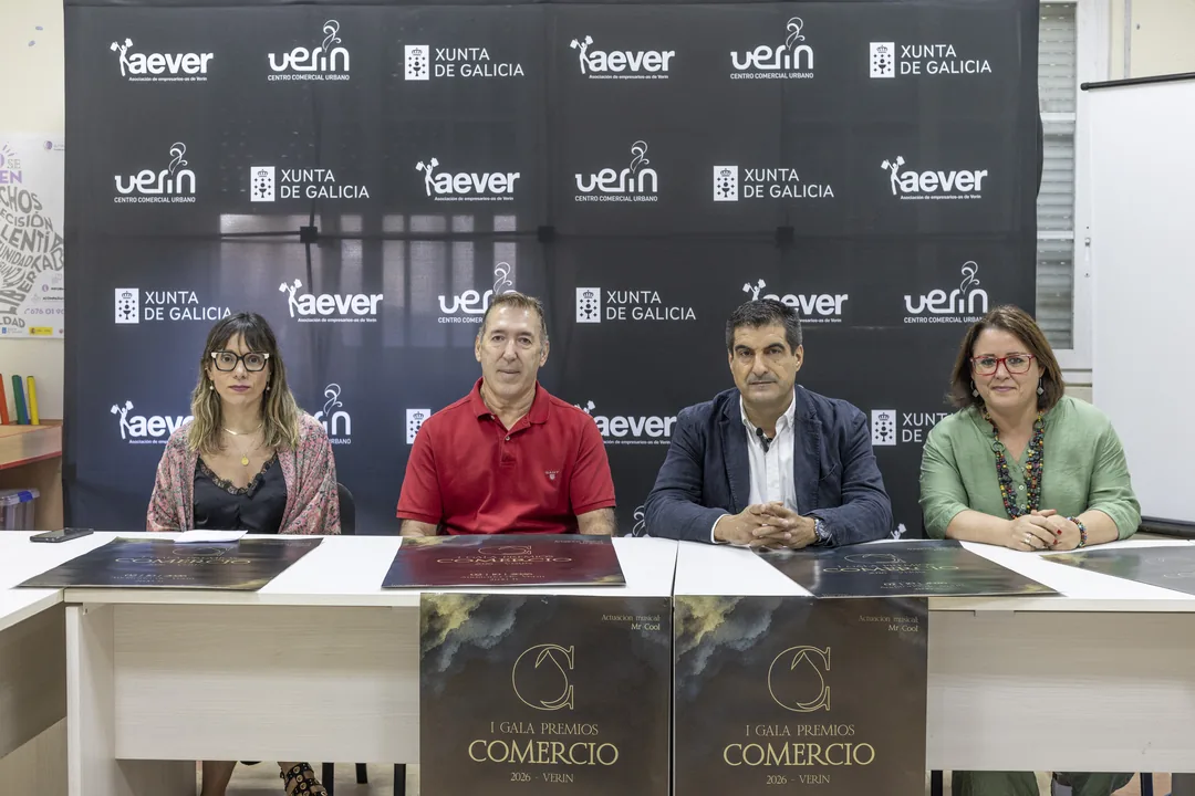 Mesa da rolda de prensa de presentación dos primeiros Premios ao Comercio de Verín, cos catro representantes das entidades organizadoras.