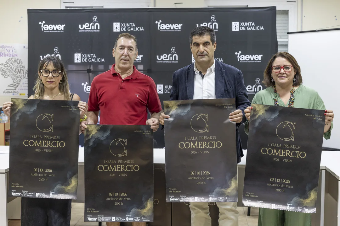 Representantes de AEVER, da Xunta de Galicia e do Concello de Verín sosteñen o cartel da I Gala Premios Comercio 2026 durante a rolda de prensa de presentación.