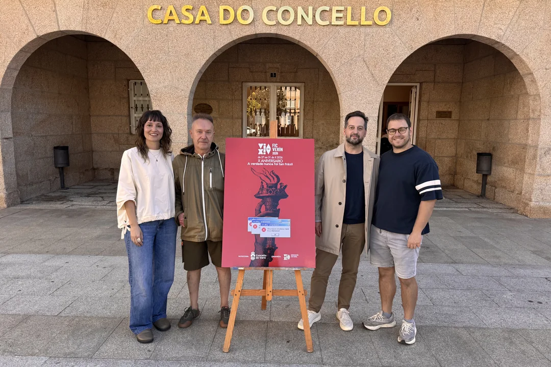 Representantes do FIC Vía XIV e do Concello de Verín xunto ao cartel do X aniversario do festival, diante da Casa do Concello de Verín.