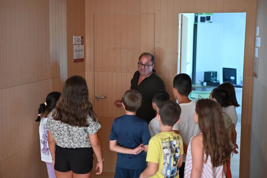 Grupo de nenos e nenas percorrendo as aulas do Conservatorio de Música de Verín.