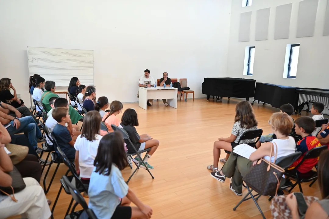 Alumnado e familias asistentes ao acto de presentación do curso 2026/2027 do Conservatorio de Música de Verín.