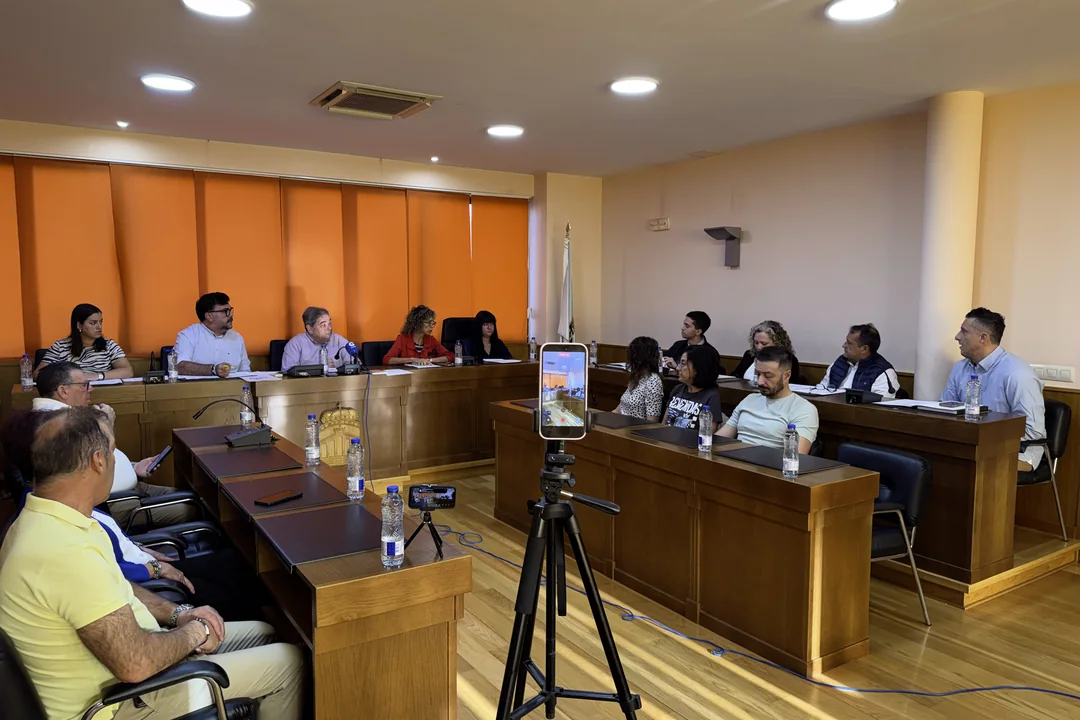 Sesión extraordinaria e urxente do Pleno municipal no salón de plenos do Concello de Verín.