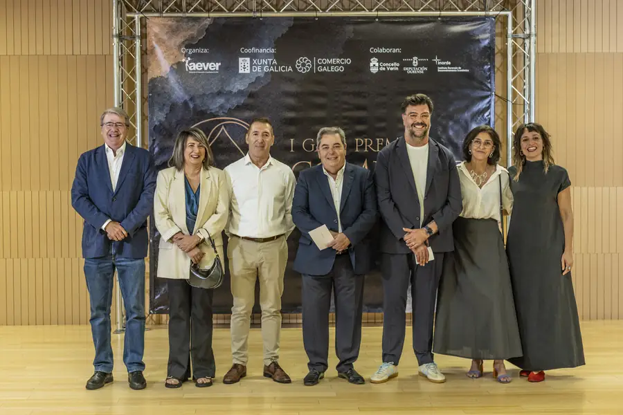 Foto de familia das autoridades e representantes na I Gala dos Premios ao Comercio de Verín.
