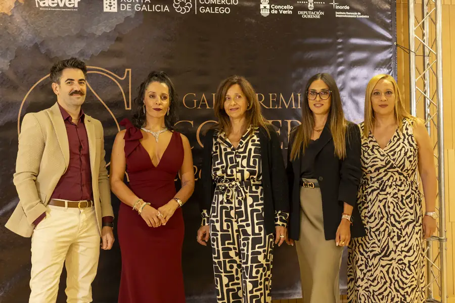Asistentes á gala posan diante do photocall dos I Premios ao Comercio de Verín.
