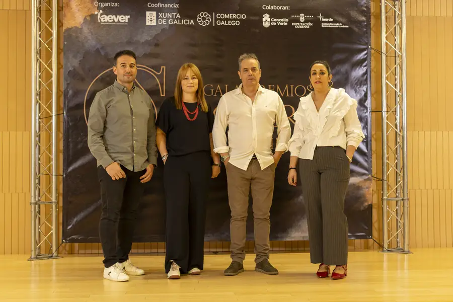 Grupo de asistentes diante do photocall dos I Premios ao Comercio de Verín.