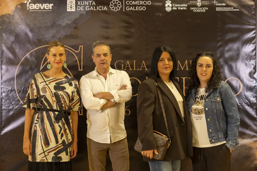 Representantes de establecementos locais diante do photocall da gala.