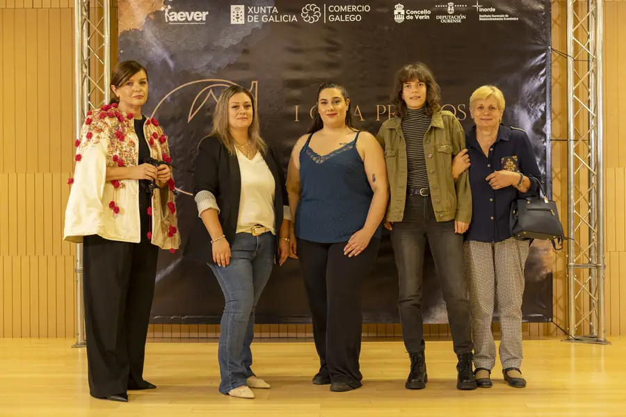 Asistentes á I Gala dos Premios ao Comercio de Verín no photocall.