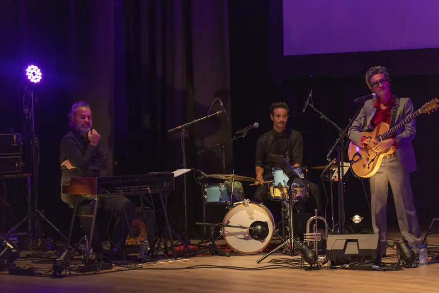 O grupo Mr Cool durante a súa actuación no Auditorio de Verín.