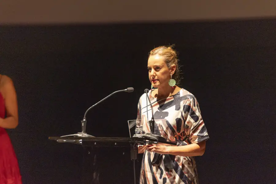 Unha das persoas premiadas intervén no atril da gala co galardón.