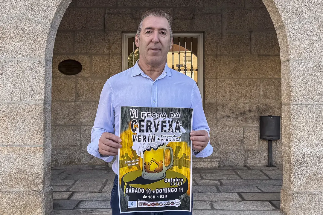 Manuel Lorenzo, concelleiro responsable da área de Feiras, sostén o cartel da VI Festa da Cervexa de Verín diante da Casa do Concello.