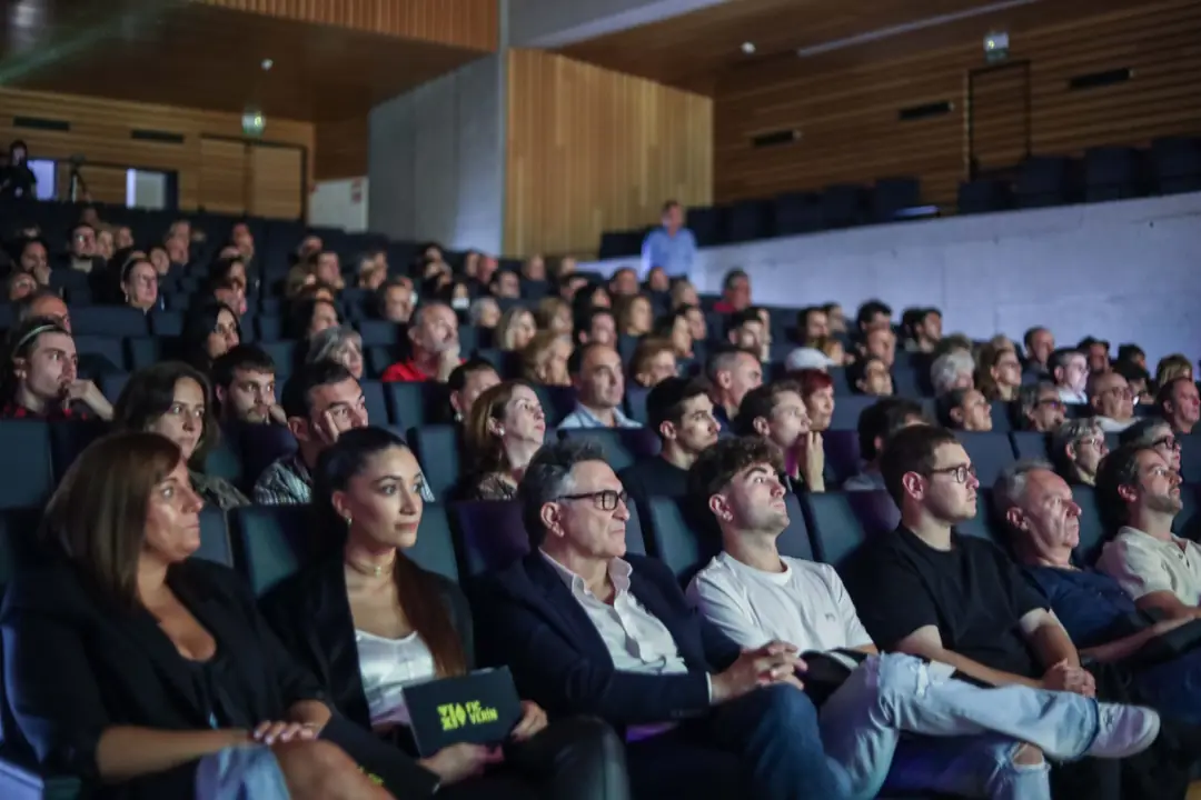 Público asistente a unha proxección do FIC Vía XIV no Auditorio Municipal de Verín.