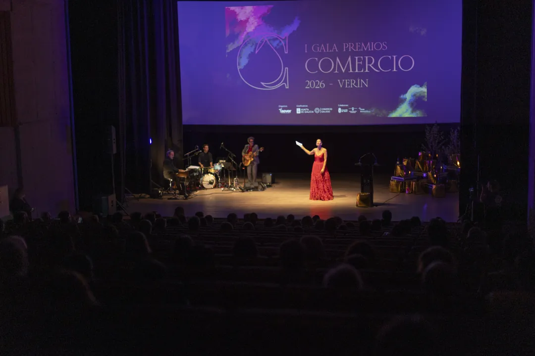A actriz Iria Sobrado conduce a I Gala dos Premios ao Comercio de Verín no escenario do Auditorio, co público no patio de butacas.