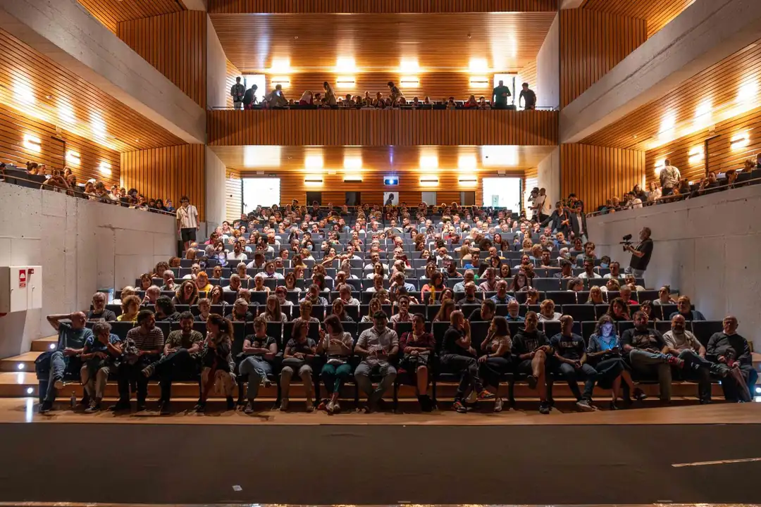 Patio de butacas do Auditorio Municipal de Verín cheo de público durante unha sesión do FIC Vía XIV.